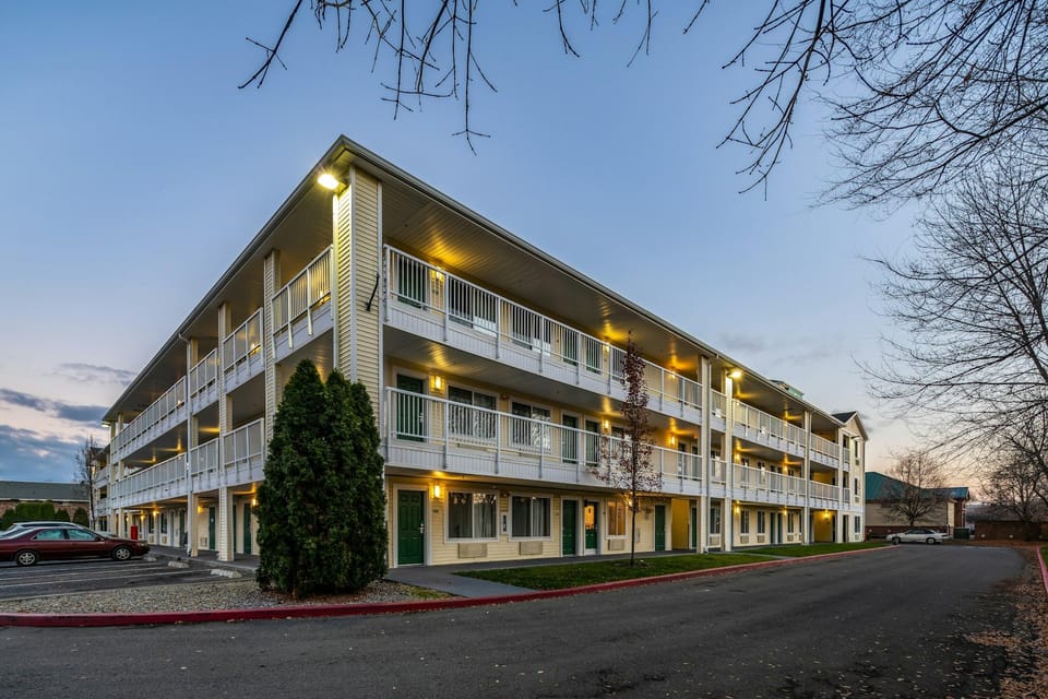 HomeTowne Studios Spokane - Valley Hotel in Spokane Valley