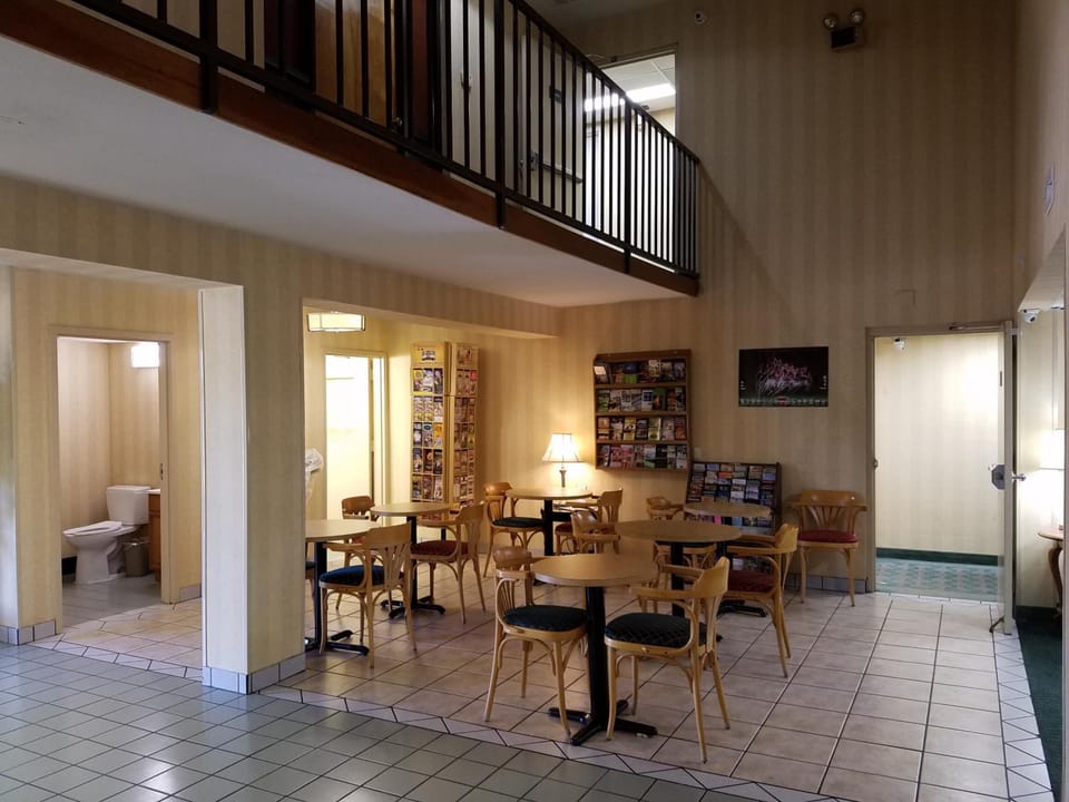 Super 8 By Wyndham Bentonville Hotel in Rogers