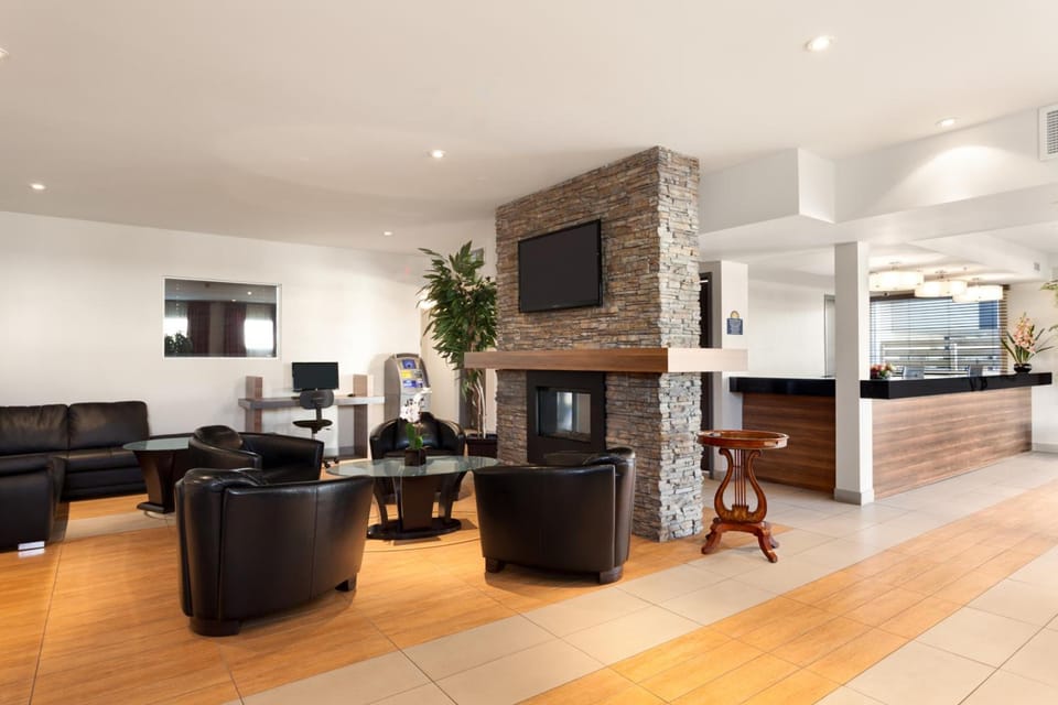 Shared lounge/TV area