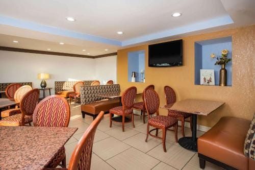 Travelodge by Wyndham Fort Wayne North Hotel in Fort Wayne
