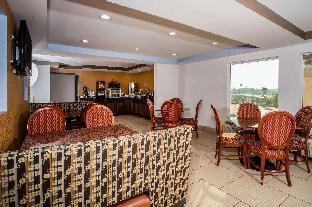 Travelodge by Wyndham Fort Wayne North Hotel in Fort Wayne