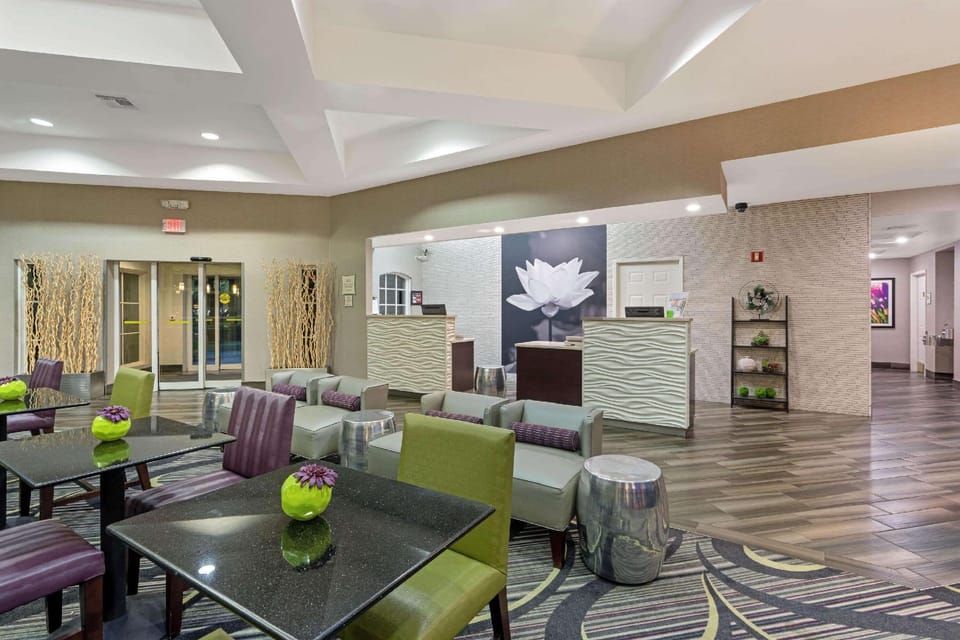 La Quinta Inn & Suites by Wyndham Phoenix Scottsdale Hotel in Scottsdale