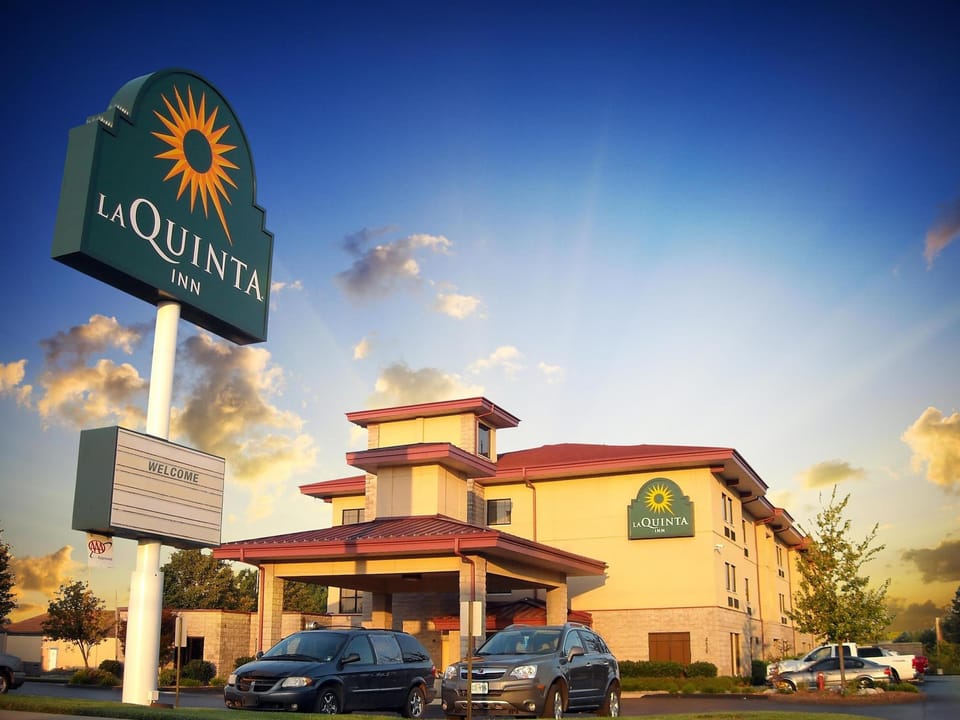 La Quinta Inn & Suites by Wyndham Springfield South Hotel in Springfield