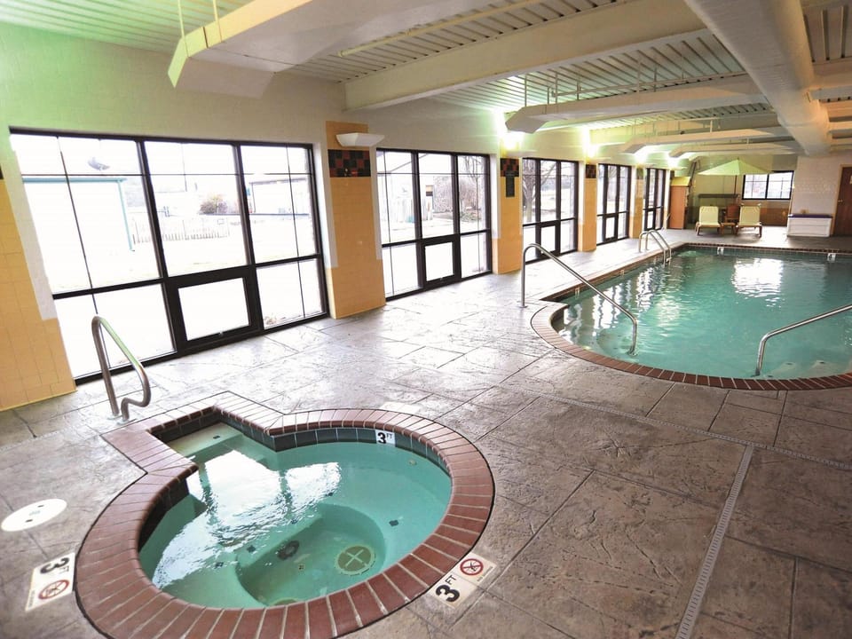 La Quinta Inn & Suites by Wyndham Springfield South Hotel in Springfield