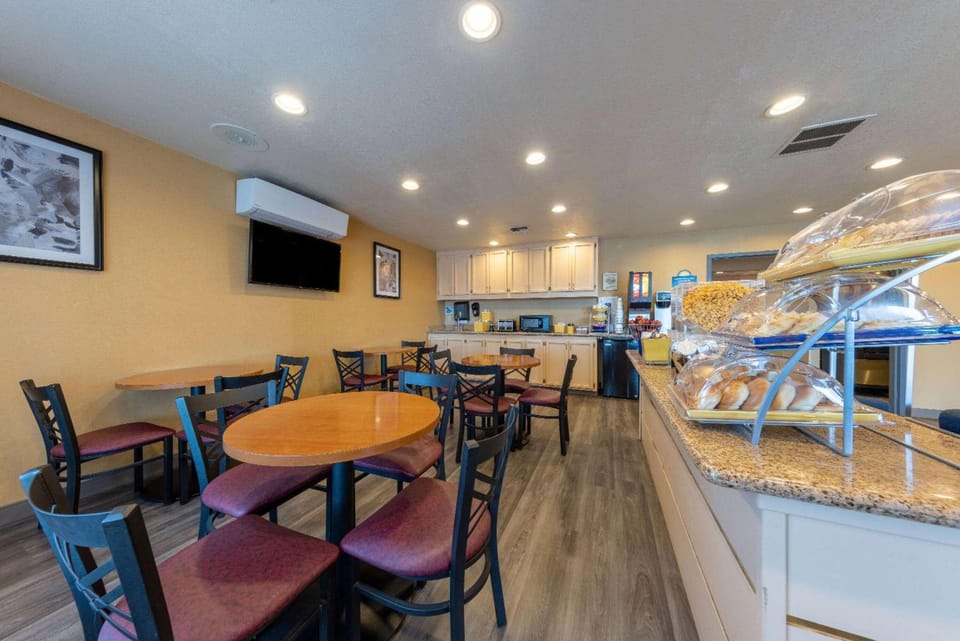 Days Inn by Wyndham Lathrop Hotel in Manteca