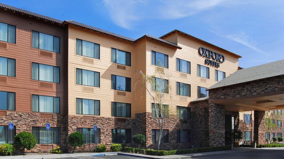Oxford Suites Chico Hotel in Chico