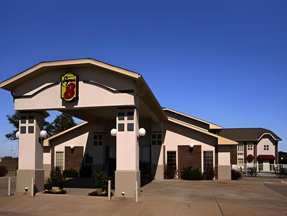 Boarders Inn & Suites by Cobblestone Hotels  Hotel in Ozark Mountains