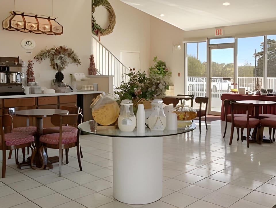 Boarders Inn & Suites by Cobblestone Hotels  Hotel in Ozark Mountains