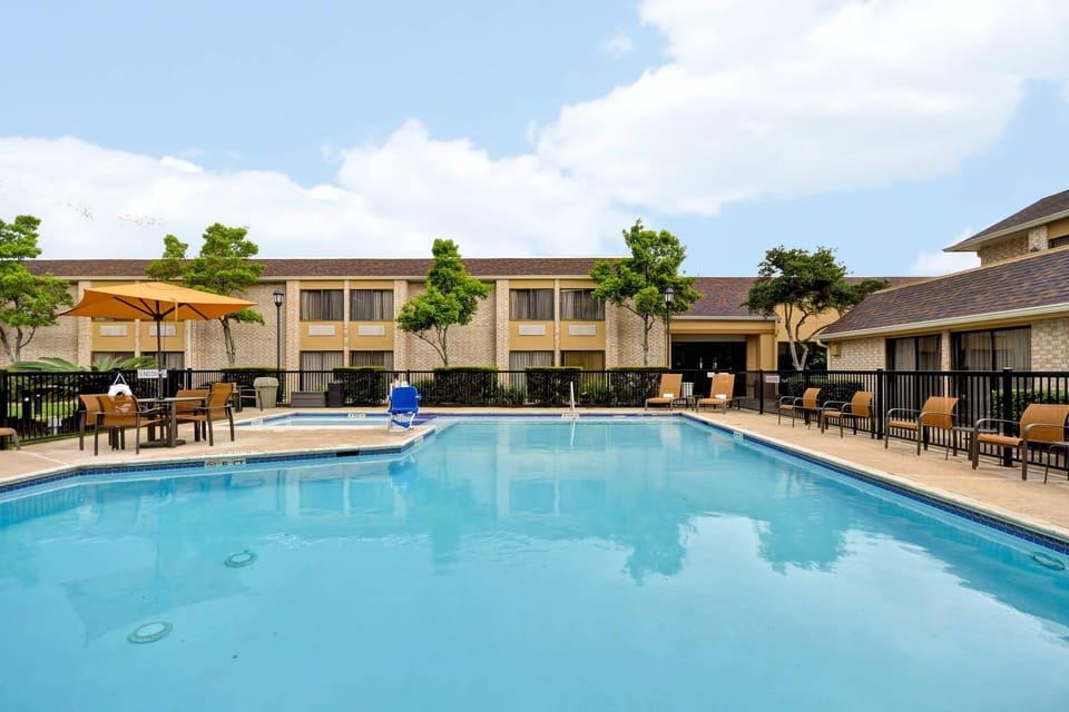 Swimming pool [outdoor]