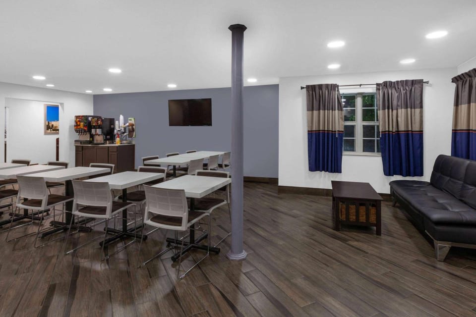 Microtel Inn & Suites by Wyndham Baltimore BWI Airport Hotel in Linthicum Heights