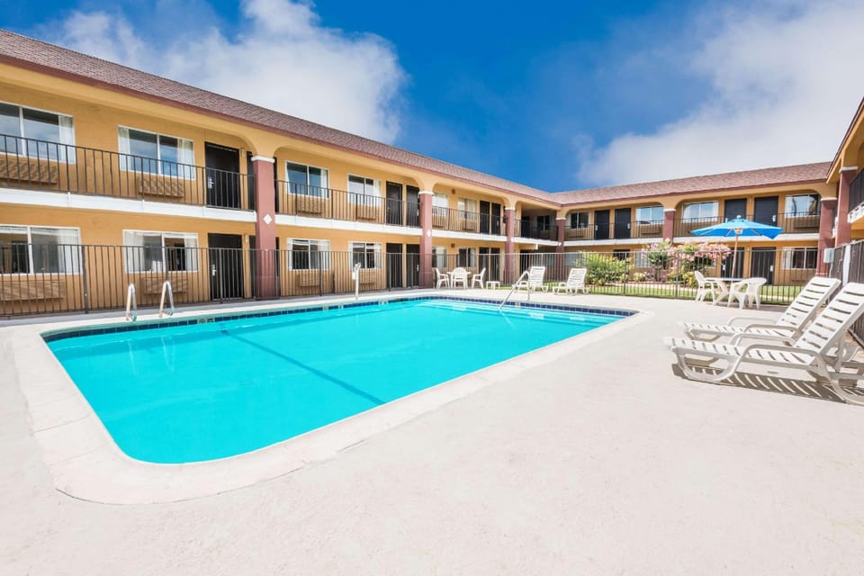 Swimming pool [outdoor]
