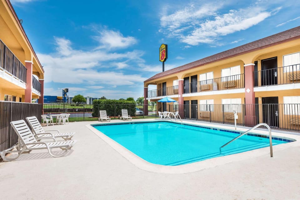 Swimming pool [outdoor]