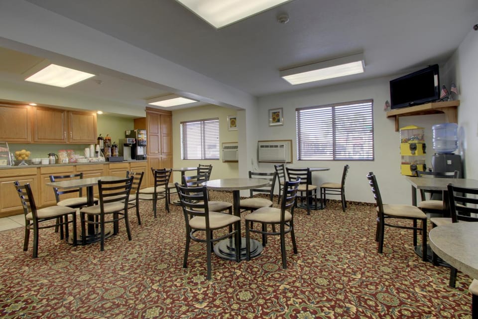 Super 8 By Wyndham Manhattan Ks Hotel in Manhattan