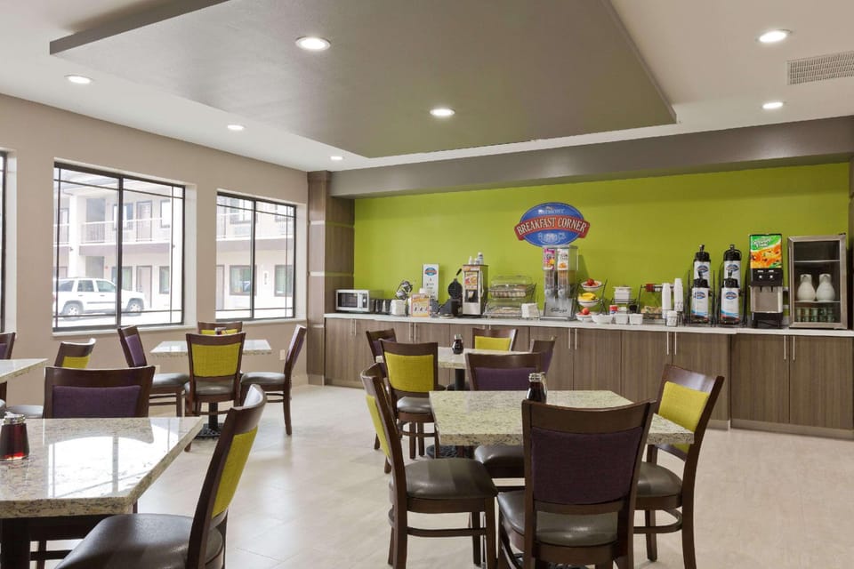 Baymont by Wyndham Bryan College Station Hotel in Bryan