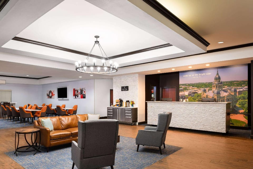 La Quinta Inn & Suites by Wyndham Denton - University Drive Hotel in Denton