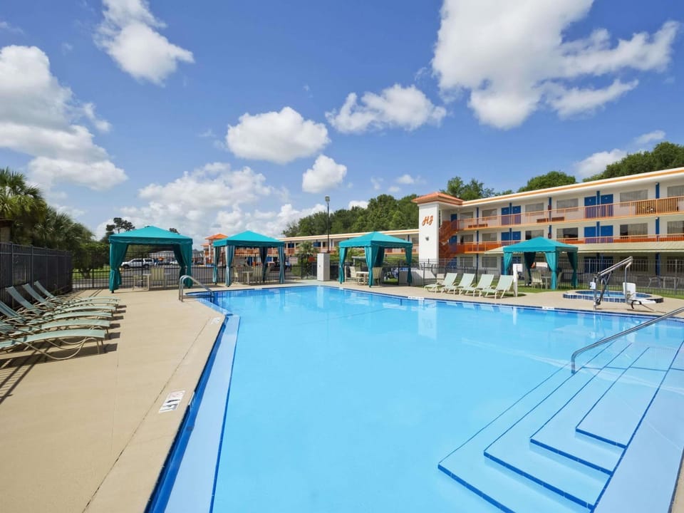 Swimming pool [outdoor]