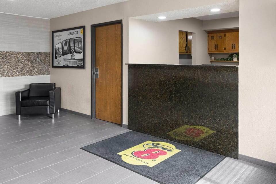 Super 8 By Wyndham Mentor/Cleveland Area Hotel in Willoughby
