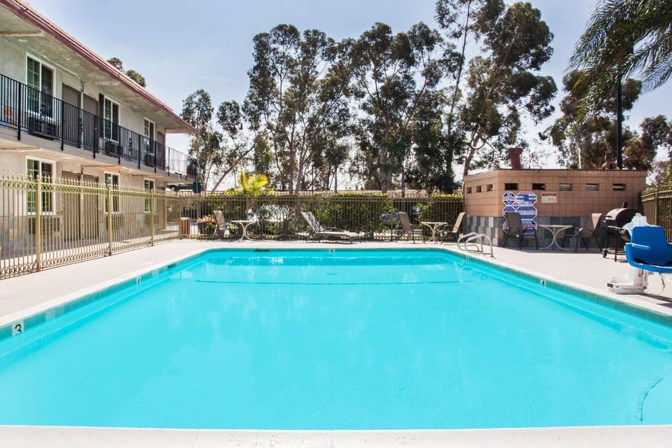 Swimming pool [outdoor]
