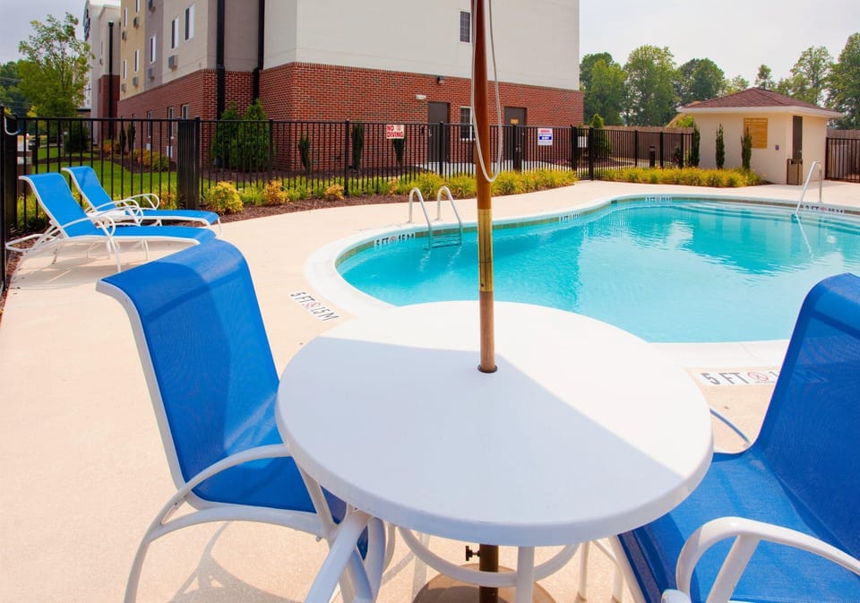 Swimming pool [outdoor]