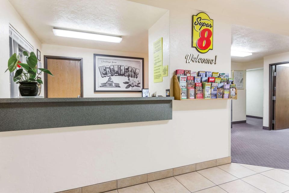 Super 8 By Wyndham Shelton Hotel in Shelton