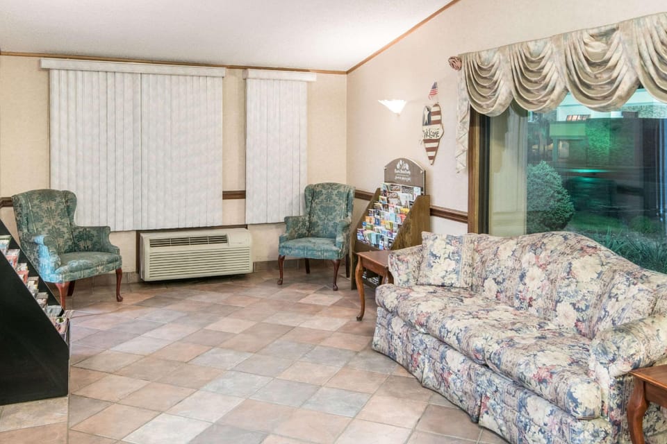 Knights Inn - Canton, OH Hotel in North Canton