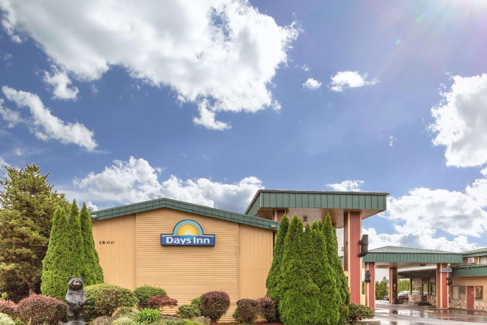 Days Inn by Wyndham Black Bear Hotel in Salem