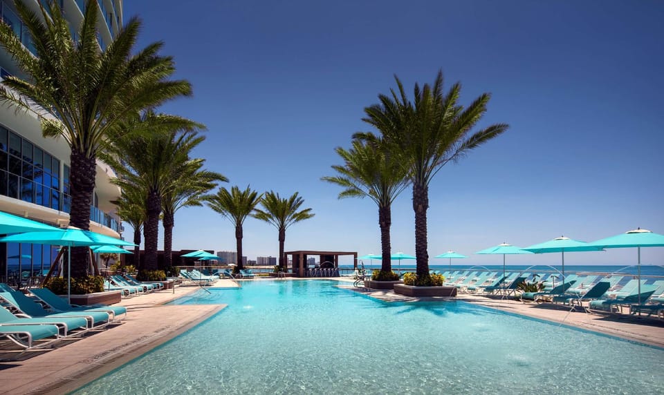 Swimming pool [outdoor]