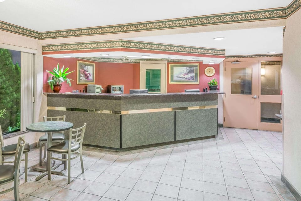 Super 8 By Wyndham Ambassador Bridge Windsor On Hotel in Windsor