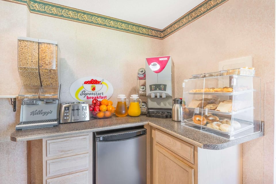 Super 8 By Wyndham Ambassador Bridge Windsor On Hotel in Windsor