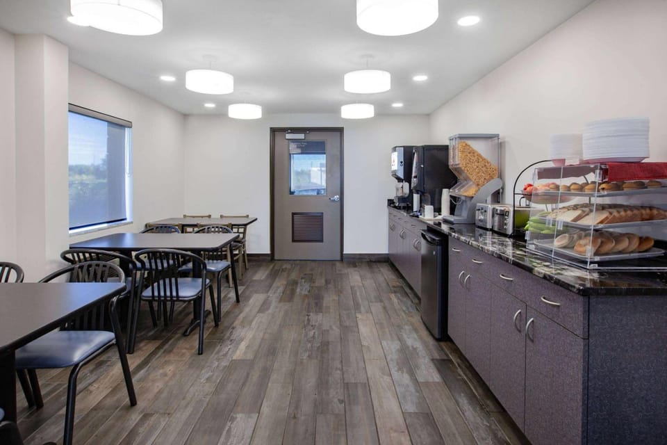 Super 8 By Wyndham Ambassador Bridge Windsor On Hotel in Windsor