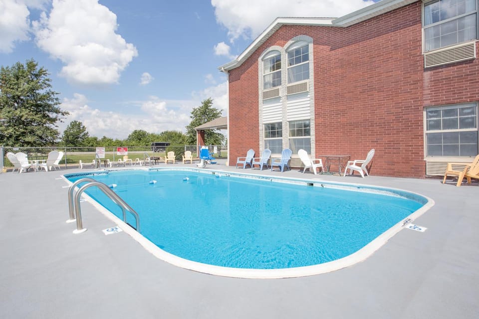 Super 8 By Wyndham Nixa/Springfield Area Hotel in Nixa