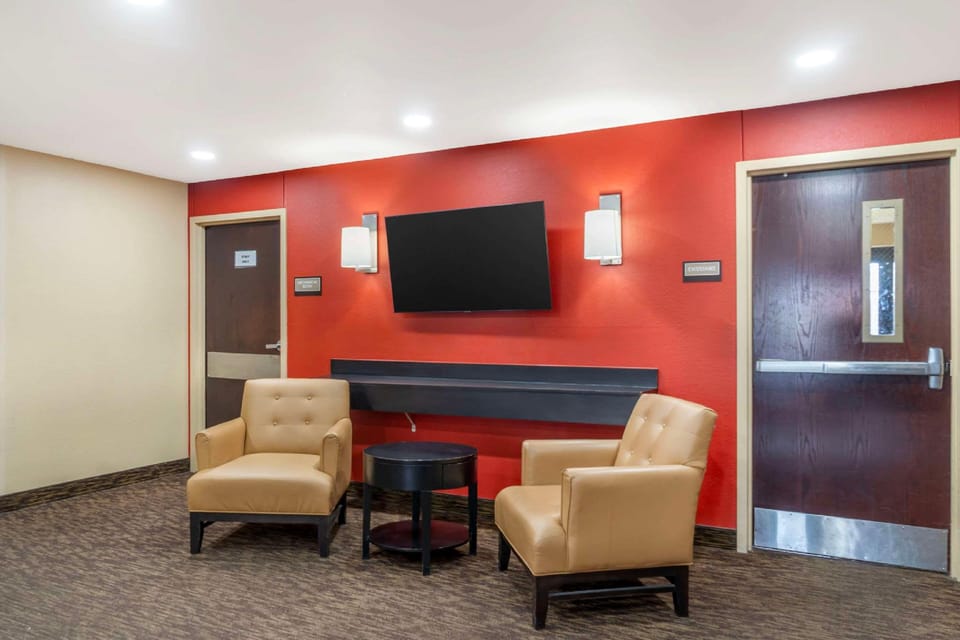 MainStay Suites Chicago Hillside Hotel in Bellwood