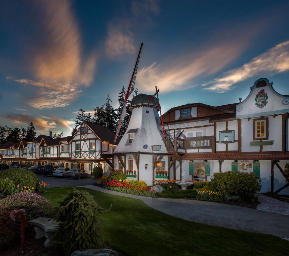 Auld Holland Inn Motel in Oak Harbor