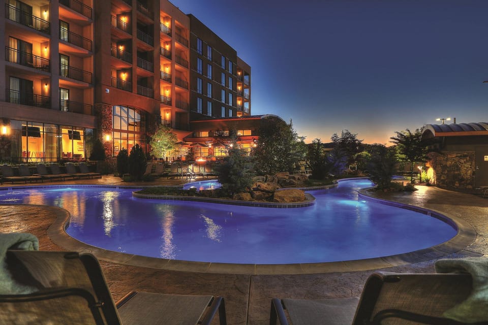 Swimming pool [outdoor]