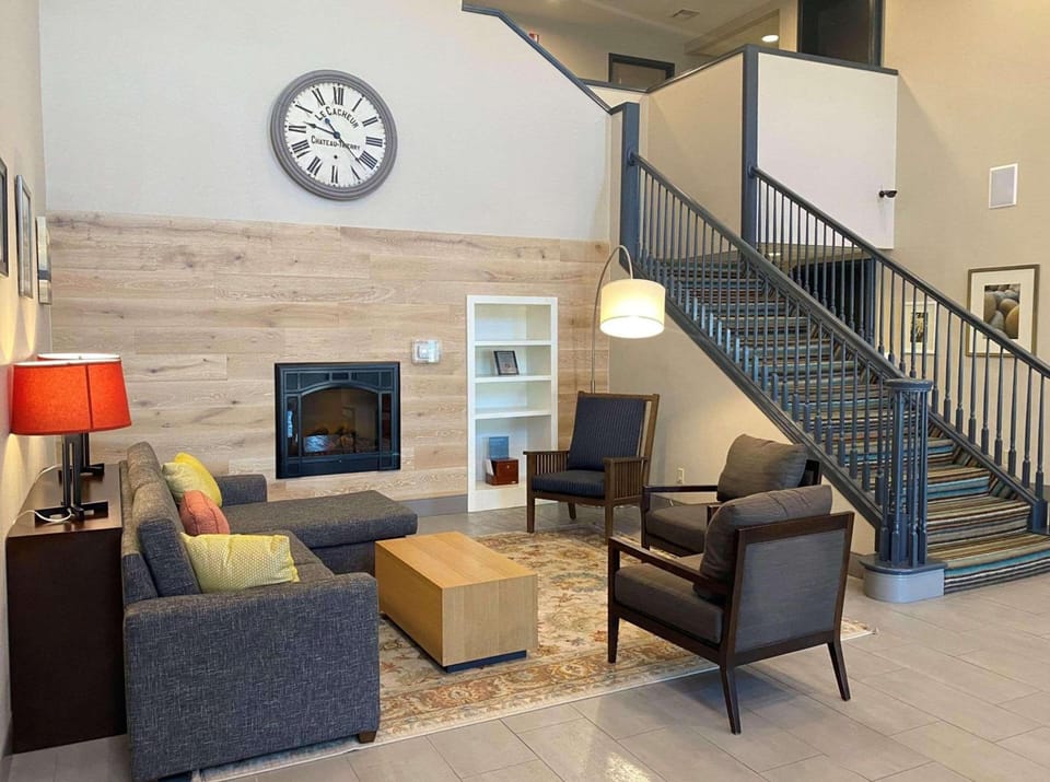 Country Inn & Suites by Radisson, Nevada, MO Hotel in Ozark Mountains