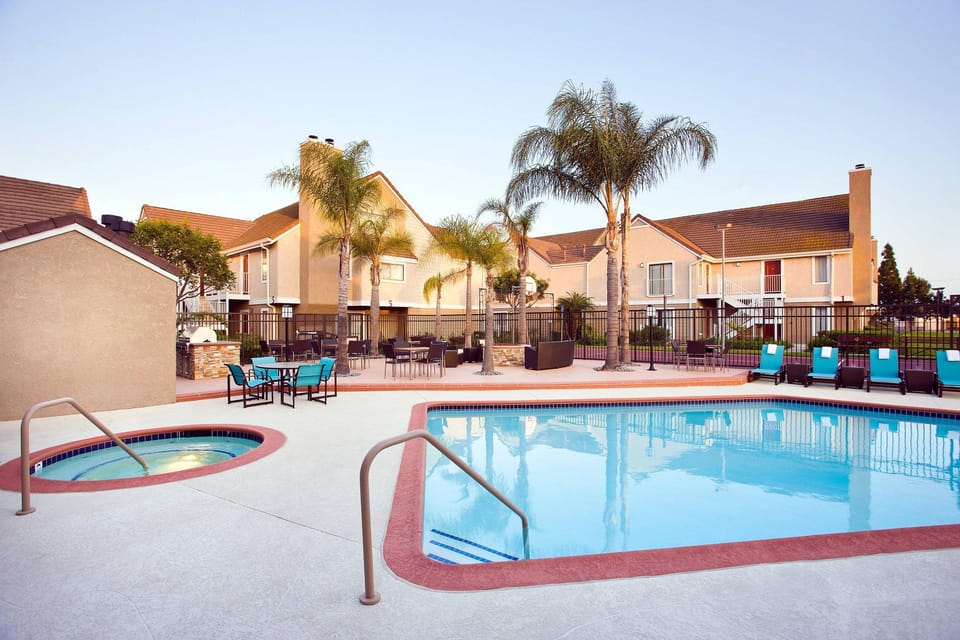 Swimming pool [outdoor]