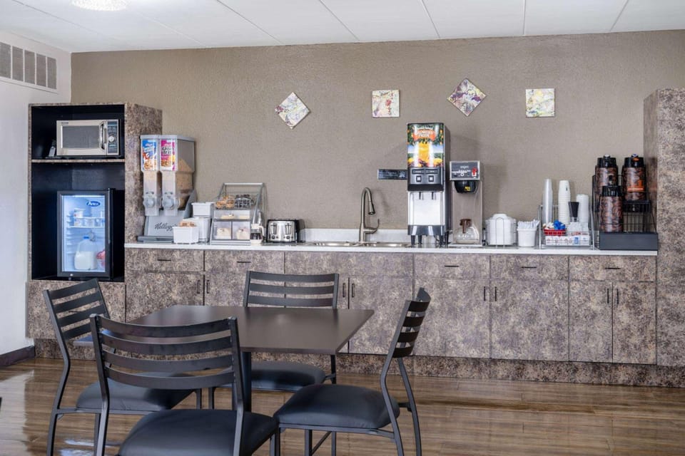 Super 8 By Wyndham Owatonna Hotel in Minnesota