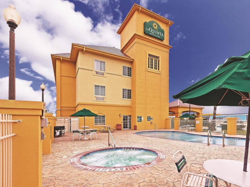 La Quinta Inn & Suites by Wyndham Corpus Christi Northwest Hotel in Corpus Christi