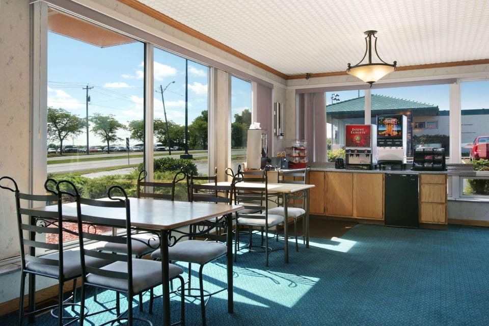 Knights Inn Oswego West Motel in Oswego