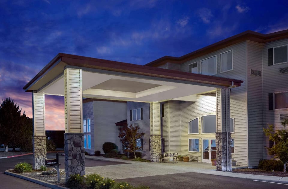 Super 8 By Wyndham Central Pt Medford Hotel in Central Point