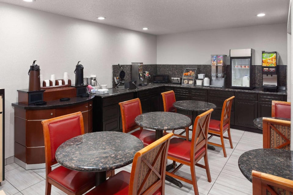 Super 8 By Wyndham Romeoville Bolingbrook Hotel in Bolingbrook