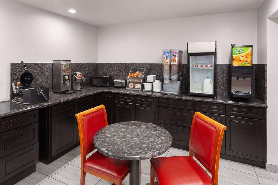 Super 8 By Wyndham Romeoville Bolingbrook Hotel in Bolingbrook