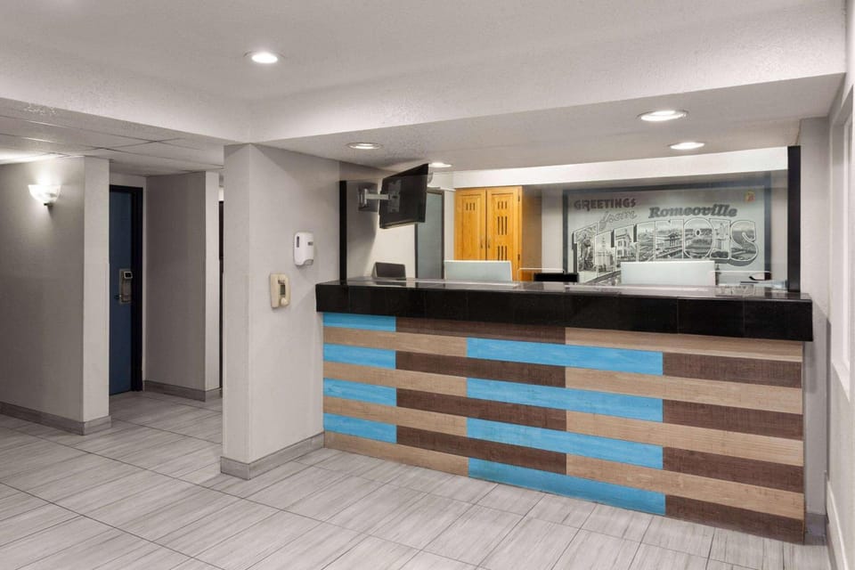 Super 8 By Wyndham Romeoville Bolingbrook Hotel in Bolingbrook