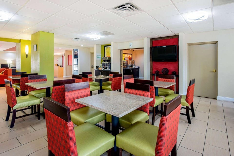 La Quinta Inn & Suites by Wyndham Elkview - Charleston NE Hotel in Ohio
