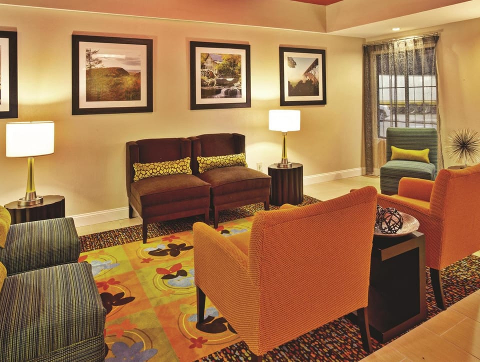 La Quinta Inn & Suites by Wyndham Elkview - Charleston NE Hotel in Ohio