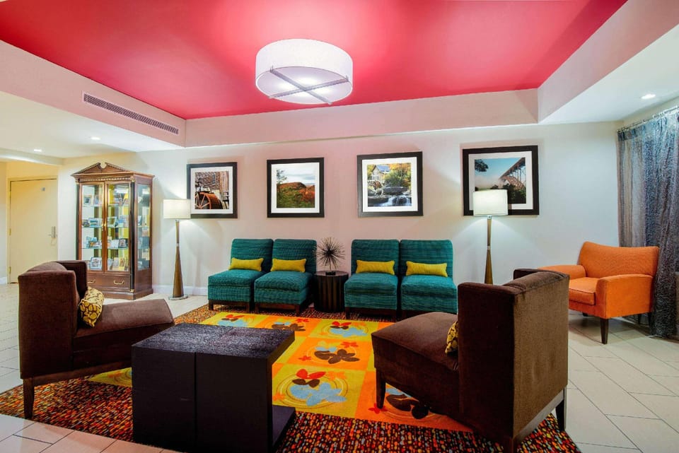 La Quinta Inn & Suites by Wyndham Elkview - Charleston NE Hotel in Ohio