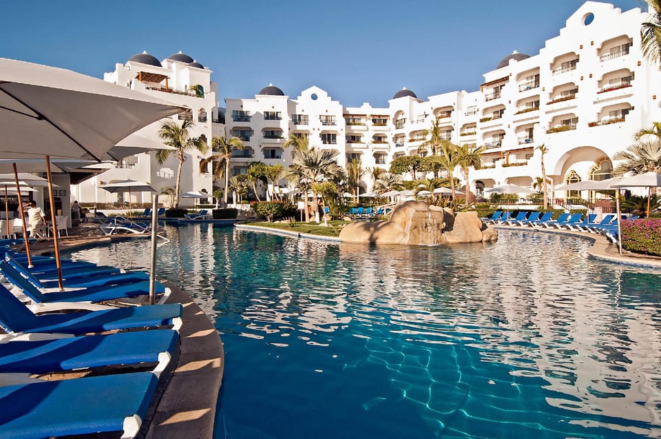 Swimming pool [outdoor]