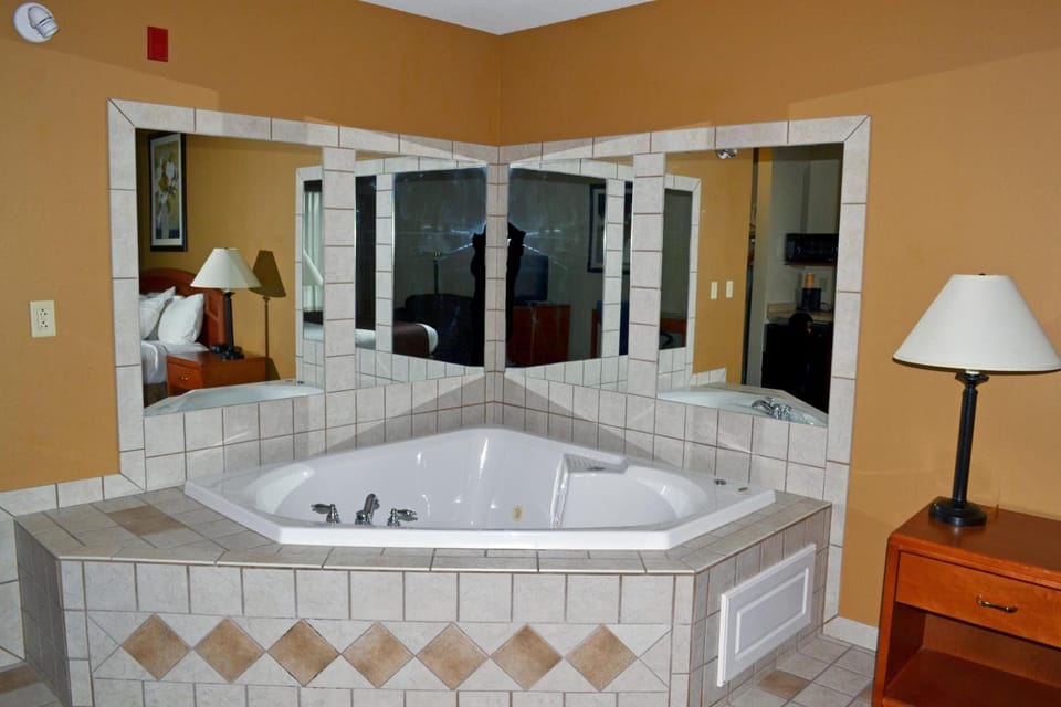 Paola Inn and Suites Hotel in Ozark Mountains
