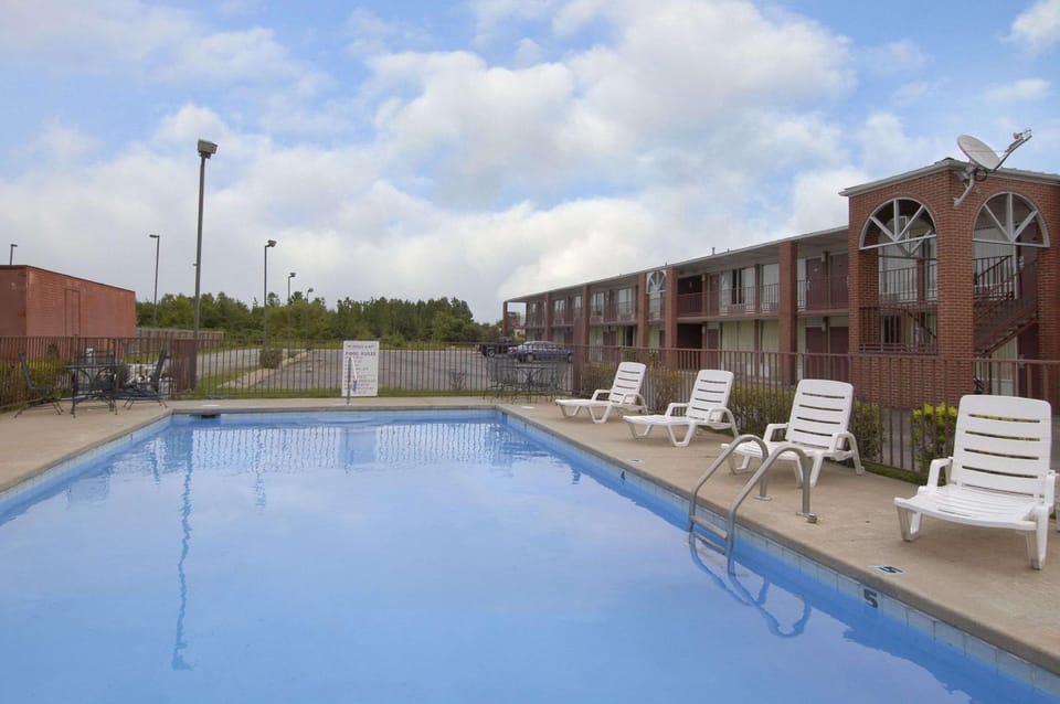 Swimming pool [outdoor]