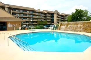 Swimming pool [outdoor]